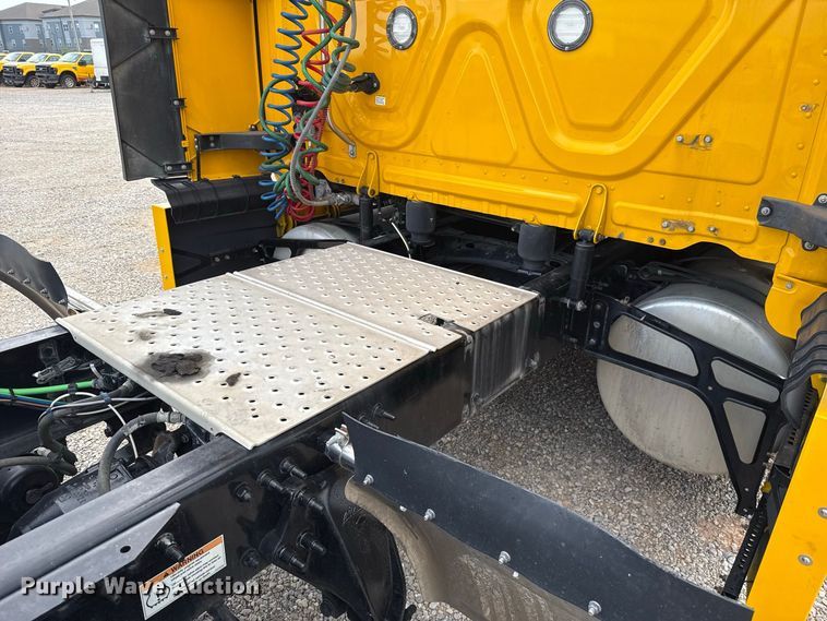 image for item FC4228 2021 Freightliner Cascadia 126 semi truck