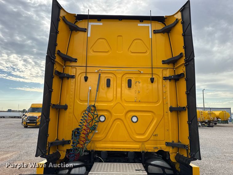 image for item FC4228 2021 Freightliner Cascadia 126 semi truck