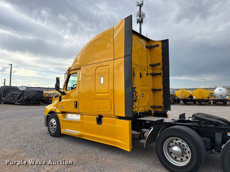 image for item FC4228 2021 Freightliner Cascadia 126 semi truck