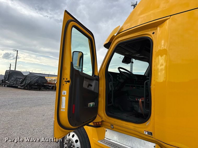 image for item FC4228 2021 Freightliner Cascadia 126 semi truck
