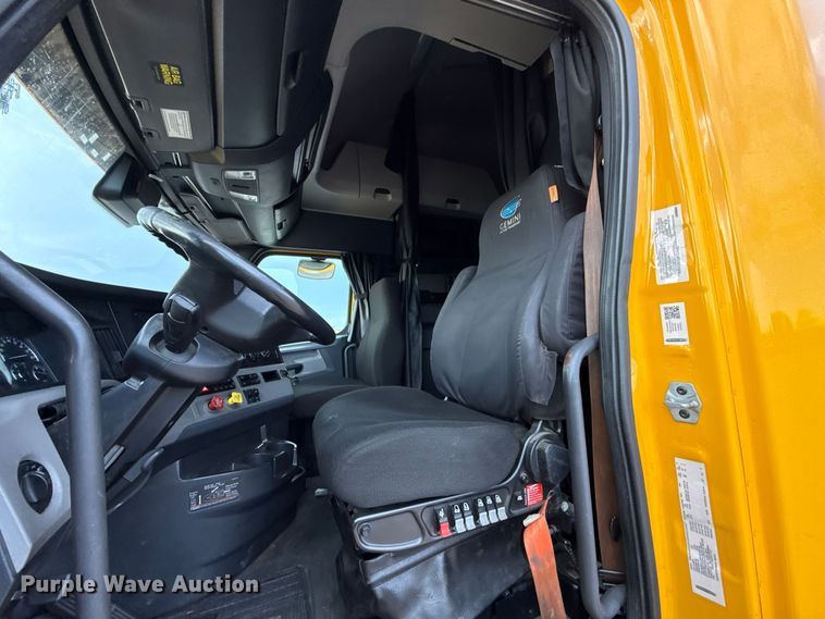 image for item FC4228 2021 Freightliner Cascadia 126 semi truck