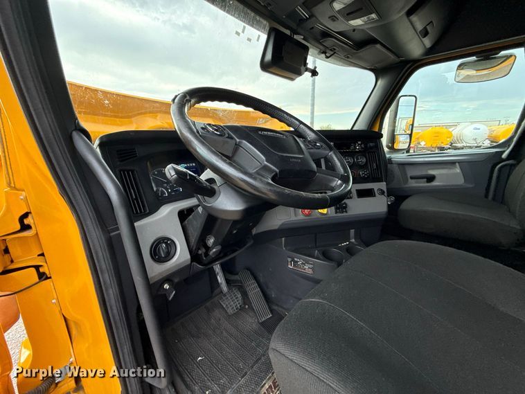 image for item FC4228 2021 Freightliner Cascadia 126 semi truck