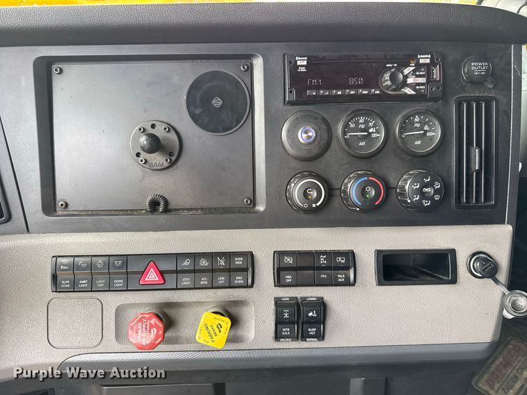 image for item FC4228 2021 Freightliner Cascadia 126 semi truck