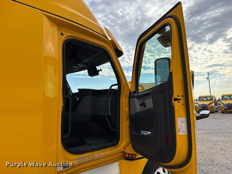 image for item FC4228 2021 Freightliner Cascadia 126 semi truck