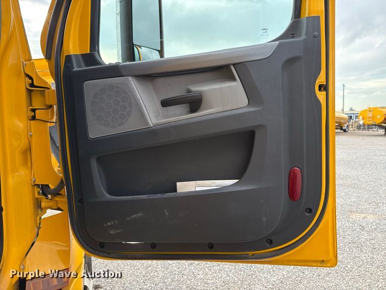 image for item FC4228 2021 Freightliner Cascadia 126 semi truck