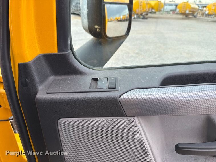 image for item FC4228 2021 Freightliner Cascadia 126 semi truck