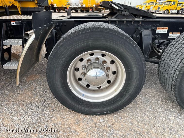 image for item FC4228 2021 Freightliner Cascadia 126 semi truck