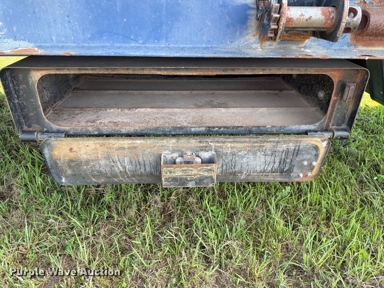 image for item FH6286 2011 Landoll flatbed trailer