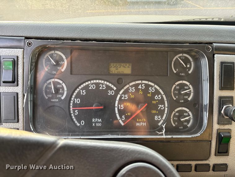 image for item FH7525 2003 Freightliner FL70 refrigerated truck