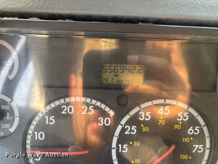 image for item FH7525 2003 Freightliner FL70 refrigerated truck