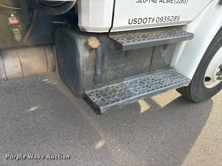 image for item FH7527 2000 Freightliner FL70 refrigerated truck