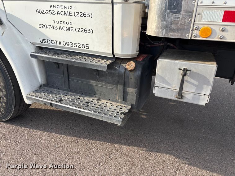 image for item FH7527 2000 Freightliner FL70 refrigerated truck
