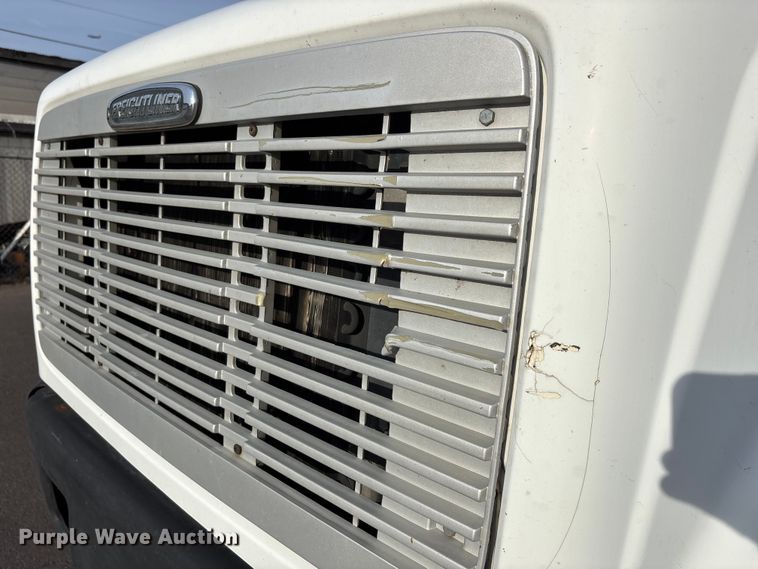 image for item FH7527 2000 Freightliner FL70 refrigerated truck