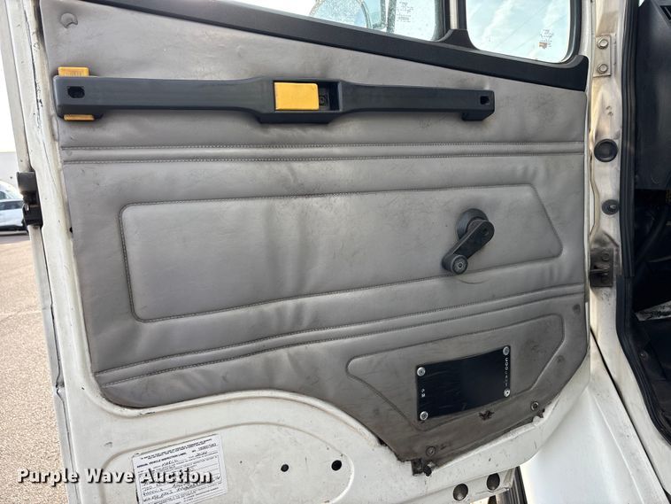 image for item FH7527 2000 Freightliner FL70 refrigerated truck