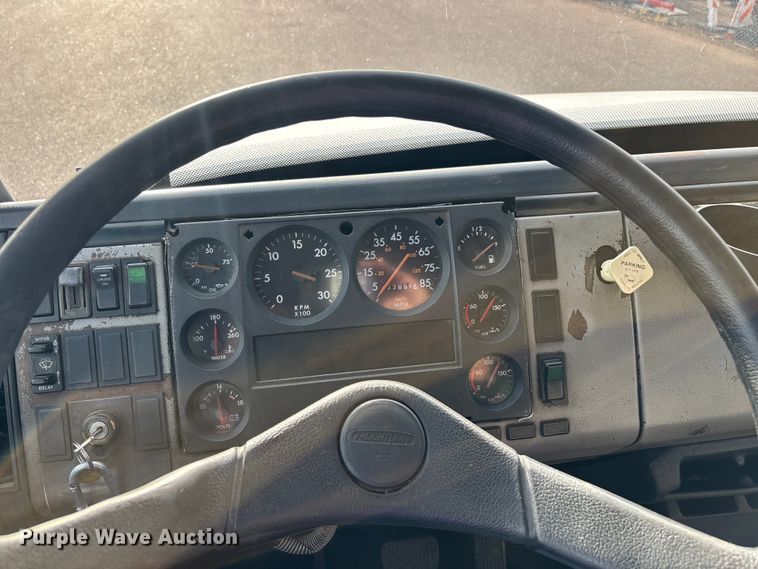 image for item FH7527 2000 Freightliner FL70 refrigerated truck