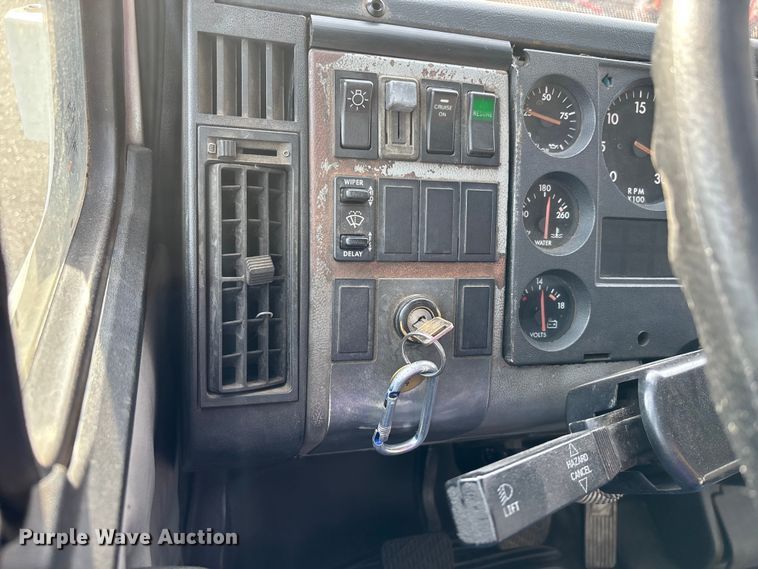 image for item FH7527 2000 Freightliner FL70 refrigerated truck