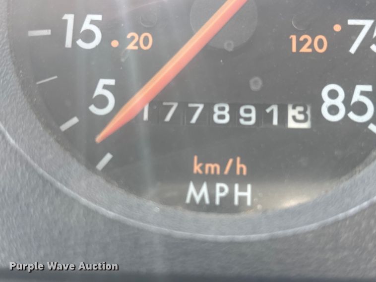 image for item FH7527 2000 Freightliner FL70 refrigerated truck