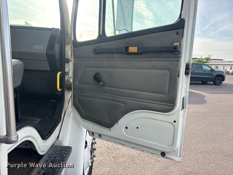 image for item FH7528 2004 Freightliner FL70 refrigerated truck