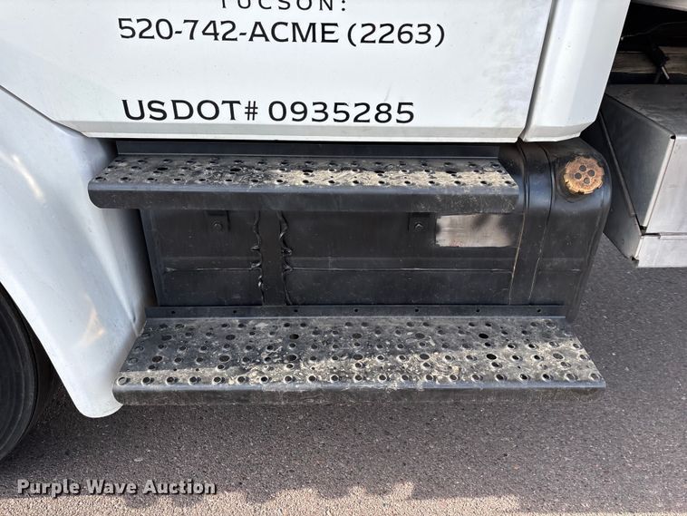 image for item FH7530 1999 Freightliner FL70 refrigerated truck