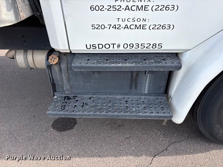 image for item FH7530 1999 Freightliner FL70 refrigerated truck