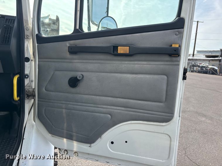 image for item FH7530 1999 Freightliner FL70 refrigerated truck