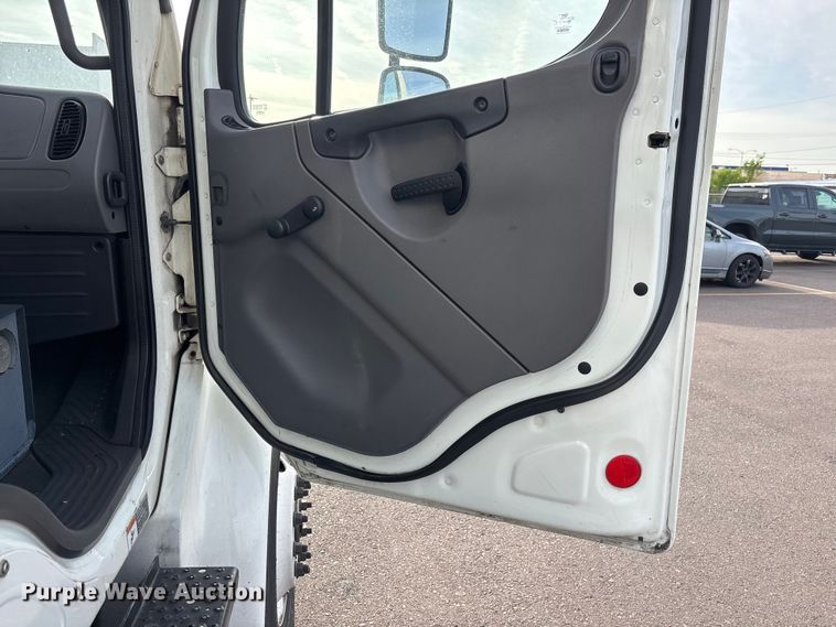 image for item FH7531 2013 Freightliner Business Class M2 refrigerated truck