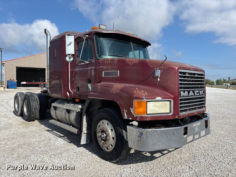 image for item FK1427 1994 Mack CH613 semi truck