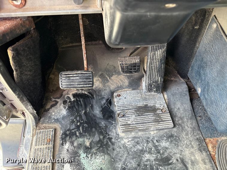 image for item FK1427 1994 Mack CH613 semi truck
