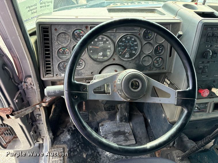image for item FK1427 1994 Mack CH613 semi truck