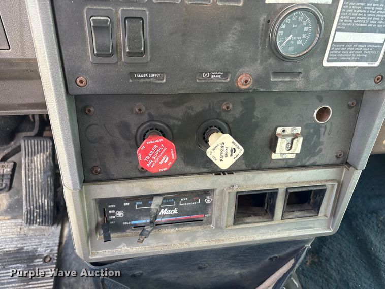 image for item FK1427 1994 Mack CH613 semi truck