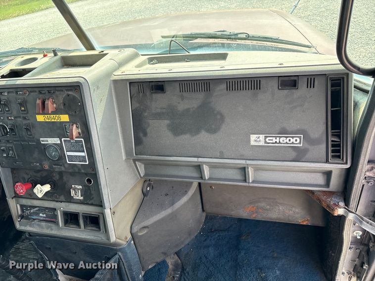 image for item FK1427 1994 Mack CH613 semi truck