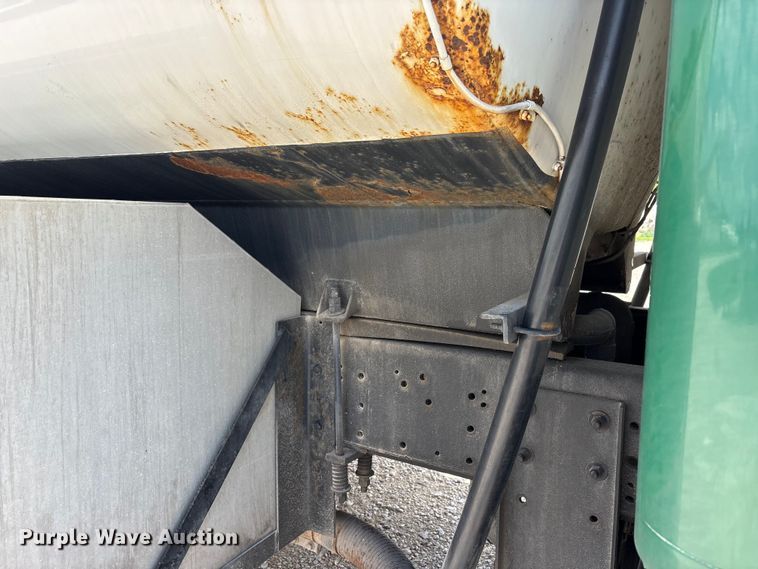 image for item FK1429 2000 International 4900 fuel truck