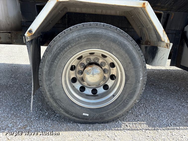 image for item FK1429 2000 International 4900 fuel truck
