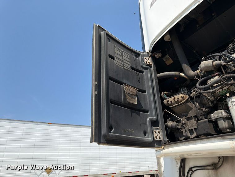 image for item FK3228 2010 Utility 3000R refrigerated van trailer