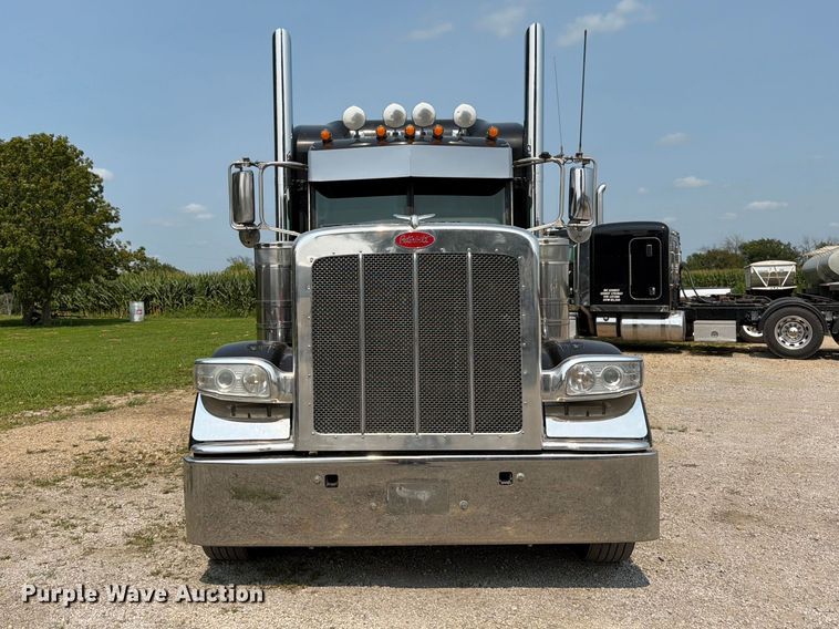 image for item FK3297 2017 Peterbilt 389 semi truck