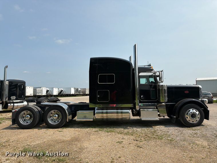 image for item FK3297 2017 Peterbilt 389 semi truck