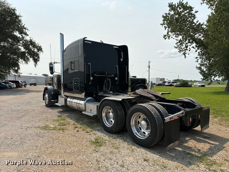 image for item FK3297 2017 Peterbilt 389 semi truck