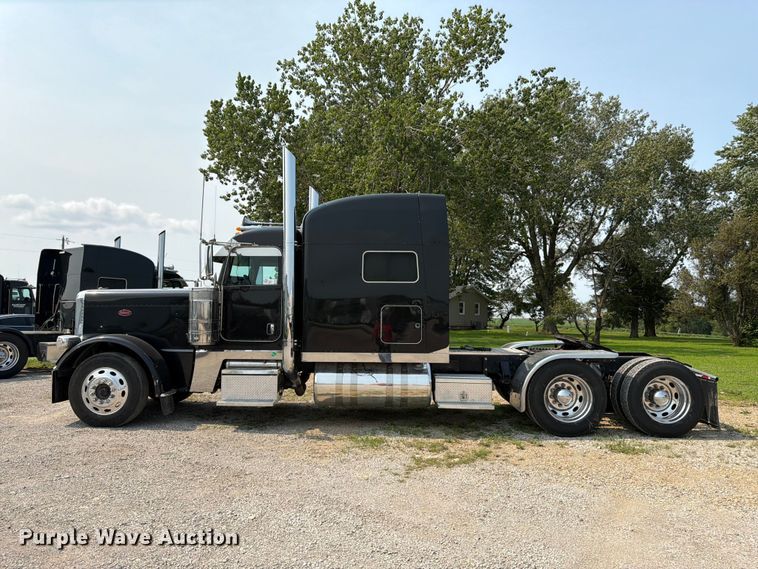 image for item FK3297 2017 Peterbilt 389 semi truck