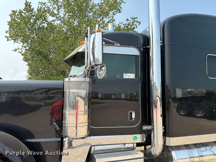 image for item FK3297 2017 Peterbilt 389 semi truck