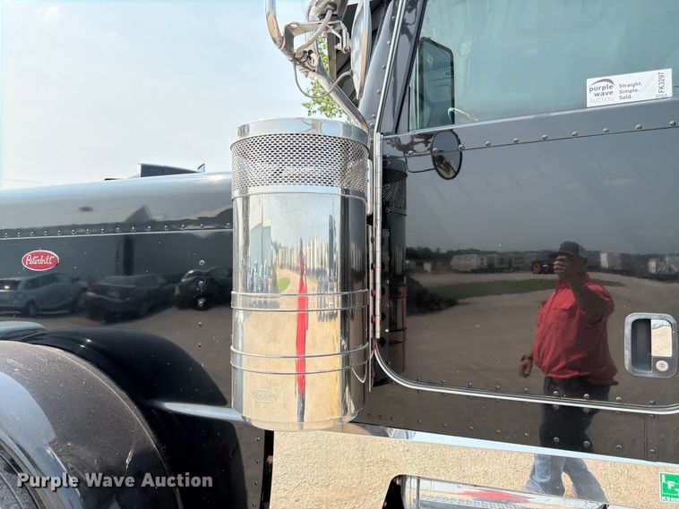 image for item FK3297 2017 Peterbilt 389 semi truck