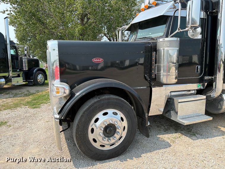 image for item FK3297 2017 Peterbilt 389 semi truck