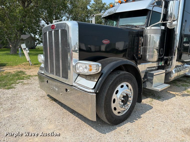 image for item FK3297 2017 Peterbilt 389 semi truck