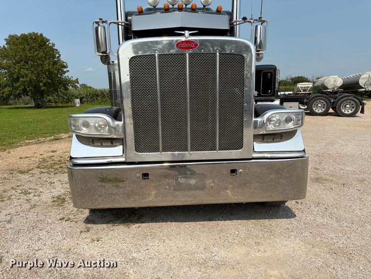 image for item FK3297 2017 Peterbilt 389 semi truck