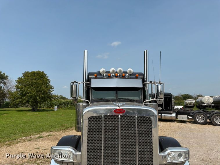 image for item FK3297 2017 Peterbilt 389 semi truck