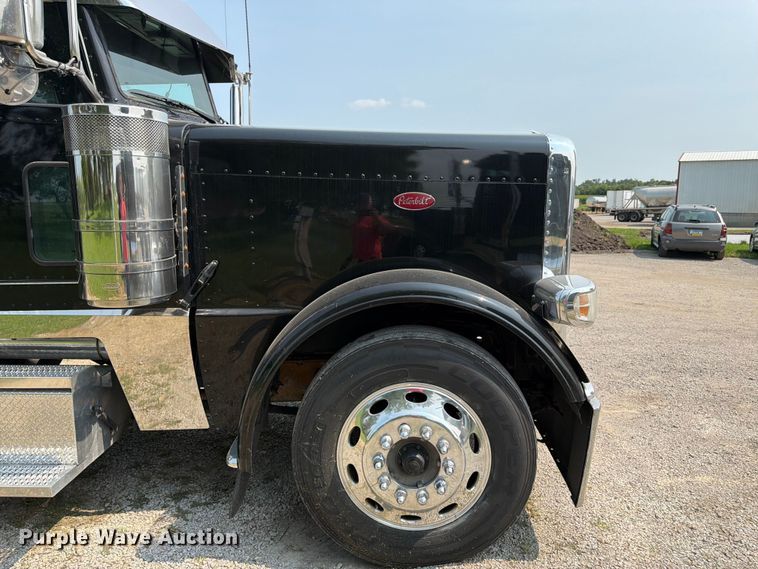 image for item FK3297 2017 Peterbilt 389 semi truck