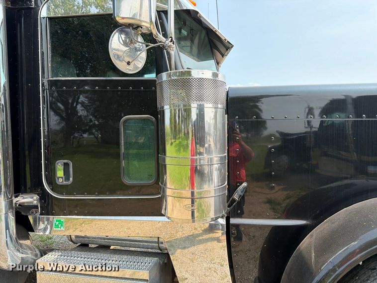 image for item FK3297 2017 Peterbilt 389 semi truck