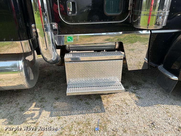 image for item FK3297 2017 Peterbilt 389 semi truck