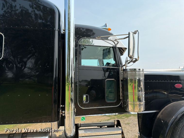 image for item FK3297 2017 Peterbilt 389 semi truck