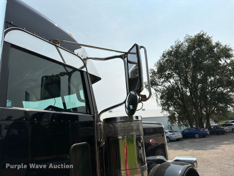 image for item FK3297 2017 Peterbilt 389 semi truck