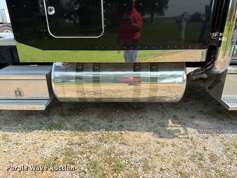 image for item FK3297 2017 Peterbilt 389 semi truck